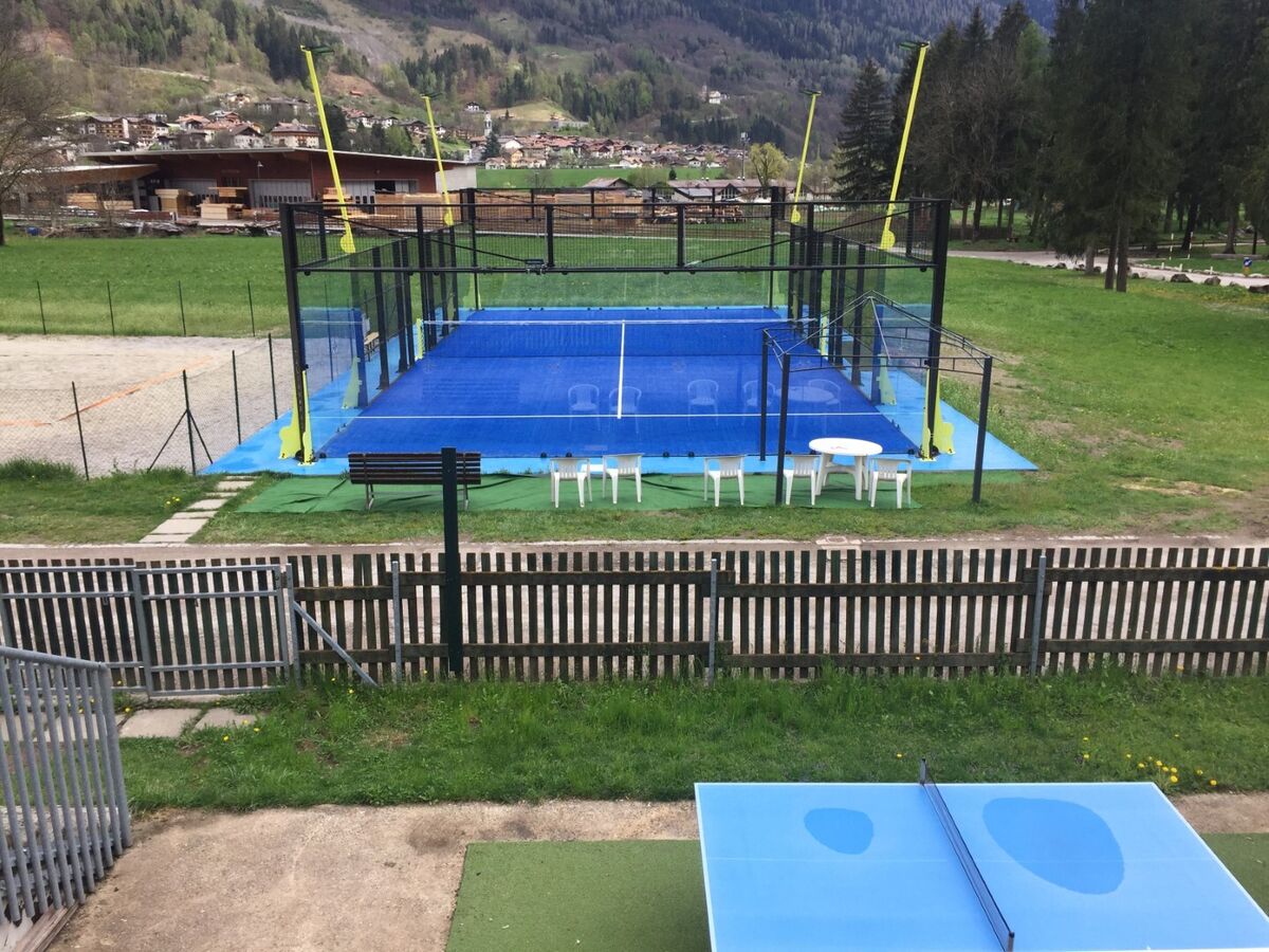 Campo padel illuminato con pannelli in vetro